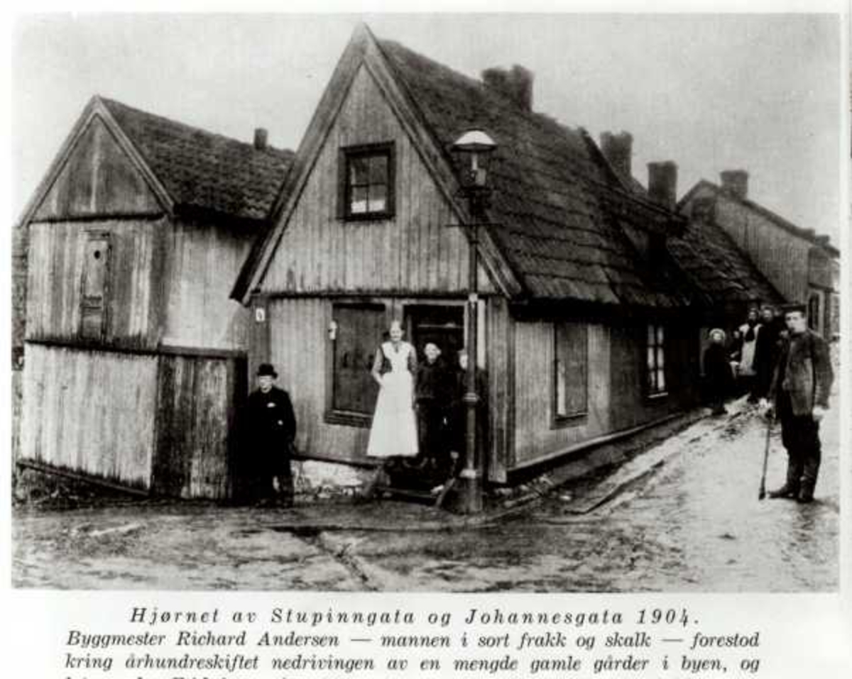 Stupinngata og Johannesgate, Enerhaugen, Oslo 1904. Mennesker foran huset og i gata.