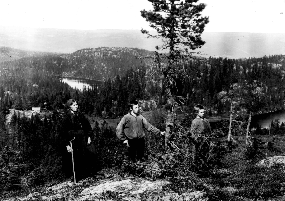 Grupper, Kvinne- og guttedrakt.
