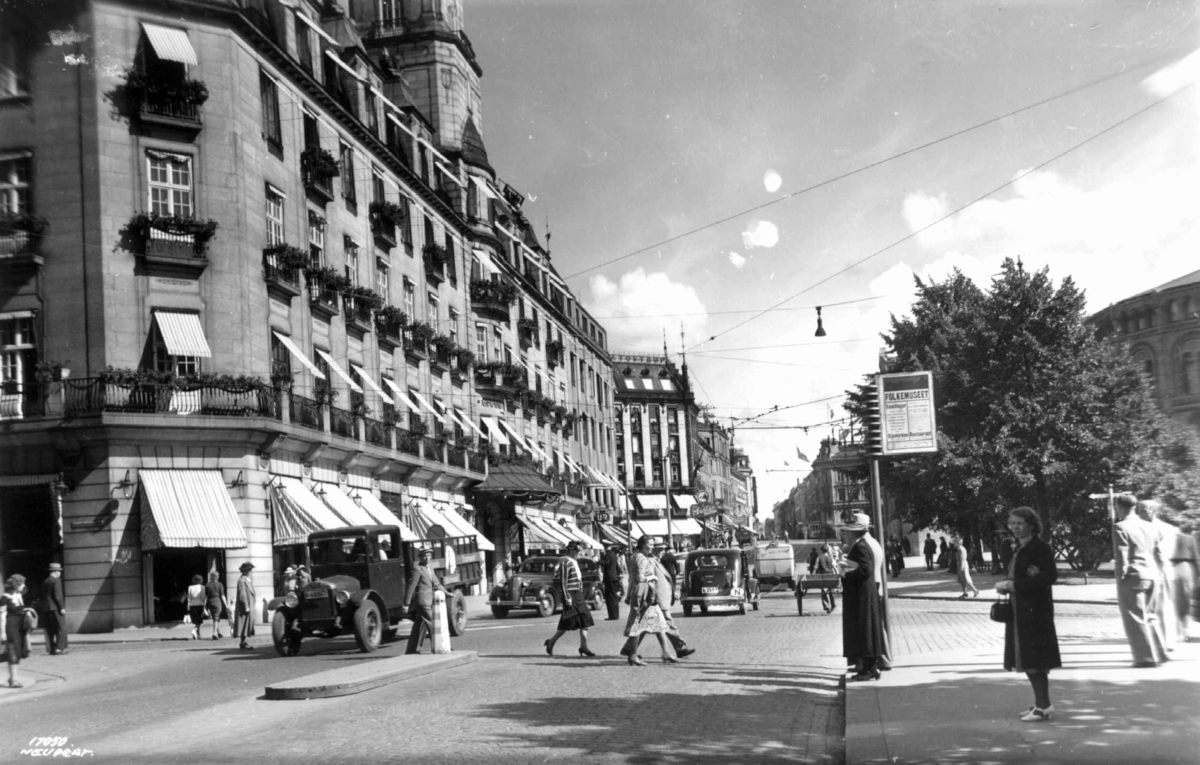 Grandhjørnet, Karl Johans gate, Oslo 1939. Biler og fotgjengere.