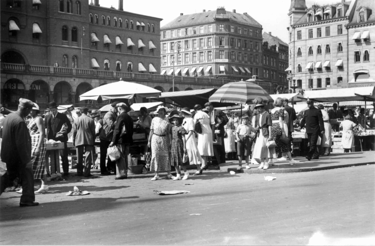 Youngstorget, Oslo 1935. Torghandel. Salgsboder med parasoller. Møllergata 19 i bakgrunnen.
