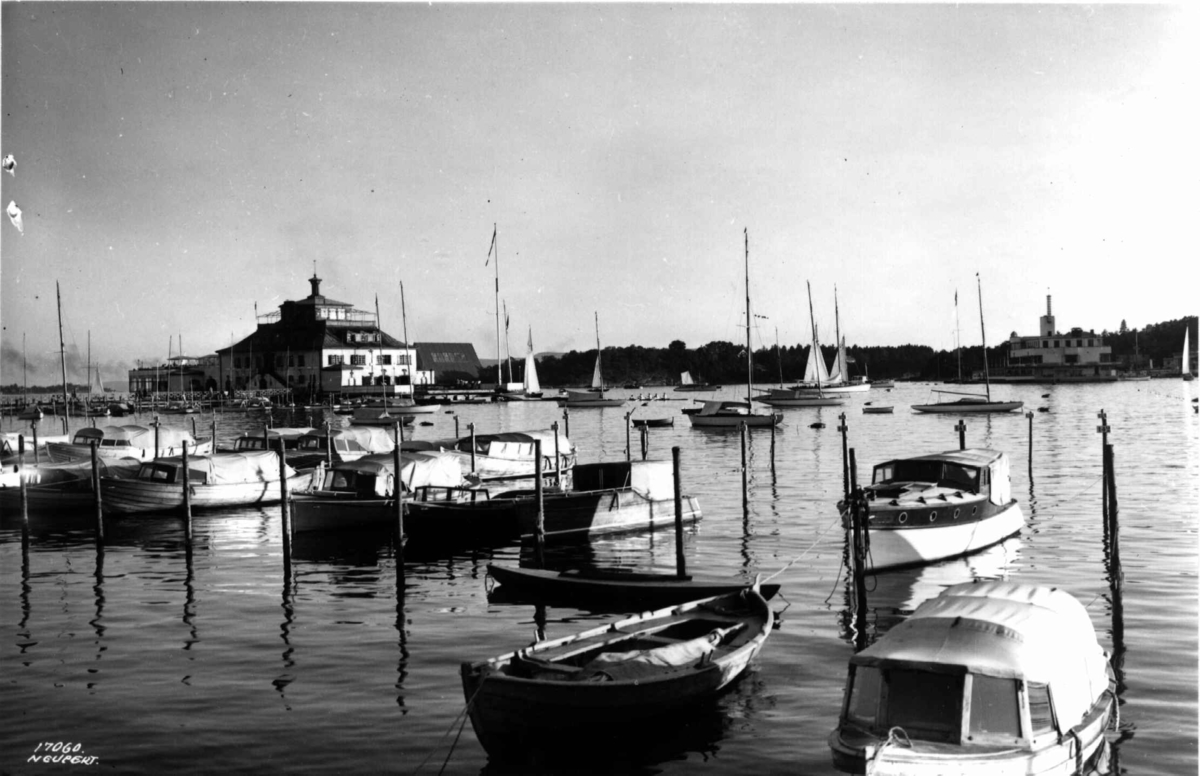 Restaurantene Kongen og Dronningen, Frognerkilen, Oslo 1939. Sett mot Bygdøy med småbåter på vannet og fortøyde båter langs bryggene.