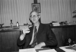 Direktør Reidar Kjellberg fotografert på sitt kontor i 1974.