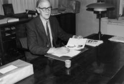 Direktør Reidar Kjellberg fotografert på sitt kontor i 1974.