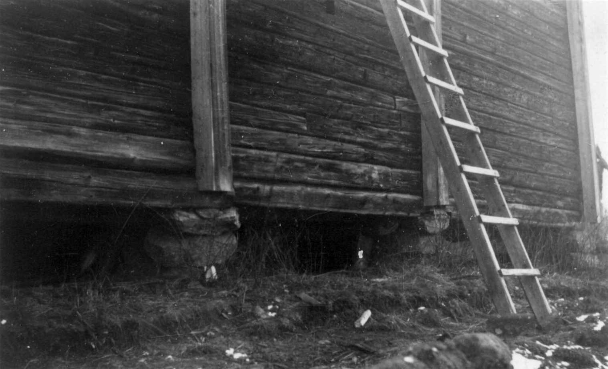 Låve/Løe fra Kvislerbråten, g.nr. 01
under nedtaking for overføring til Norsk Folkemuseum.