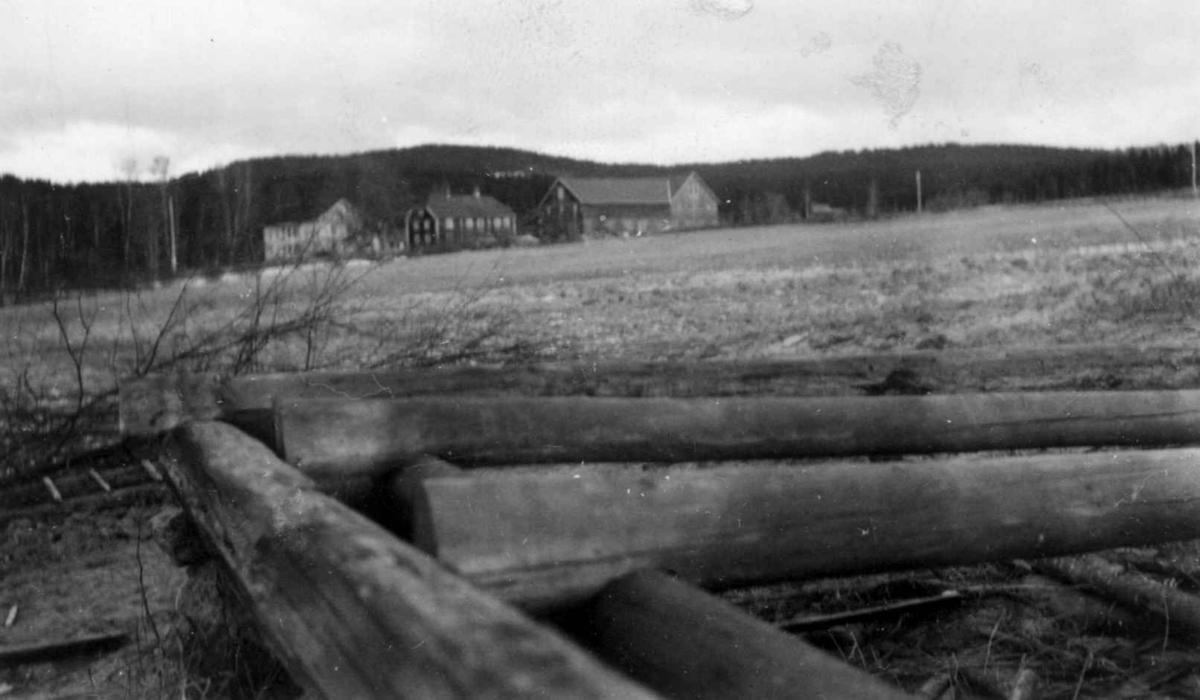 Kvislerbråten, Nord-Odal, Hedmark. Låve under nedtaking for overføring til Norsk Folkemuseum.