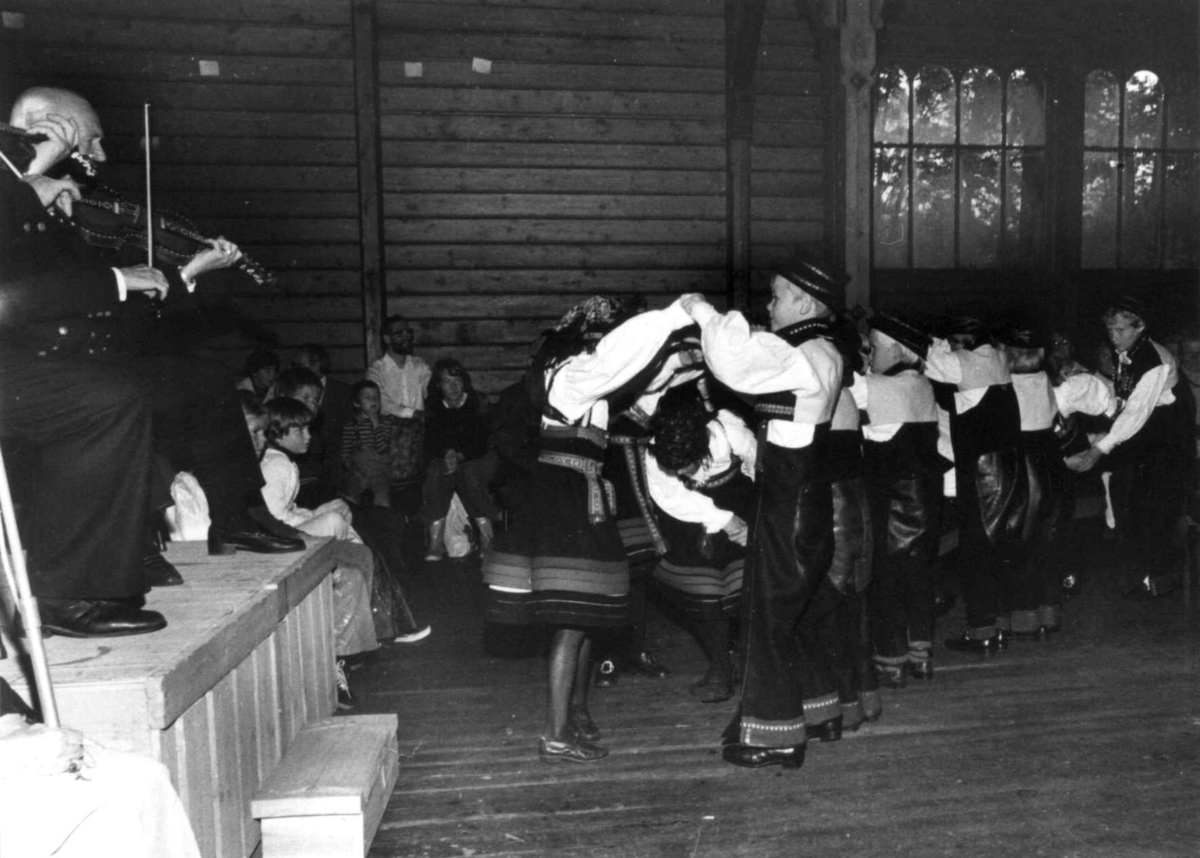 Norsk Folkemuseums barne- og ungdomsleikarrings 25 års jubileumsforestilling, september 1978. I Gamle Landbruk.