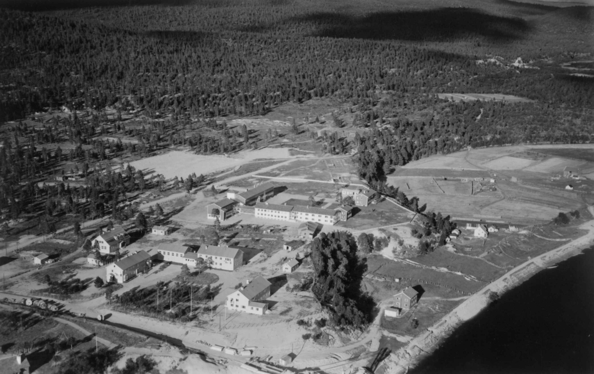 Oversiktsbilde over Karasjok, Finnmark, med  Folkehøyskolen og Folkeskolen, 1953 eller 1954.