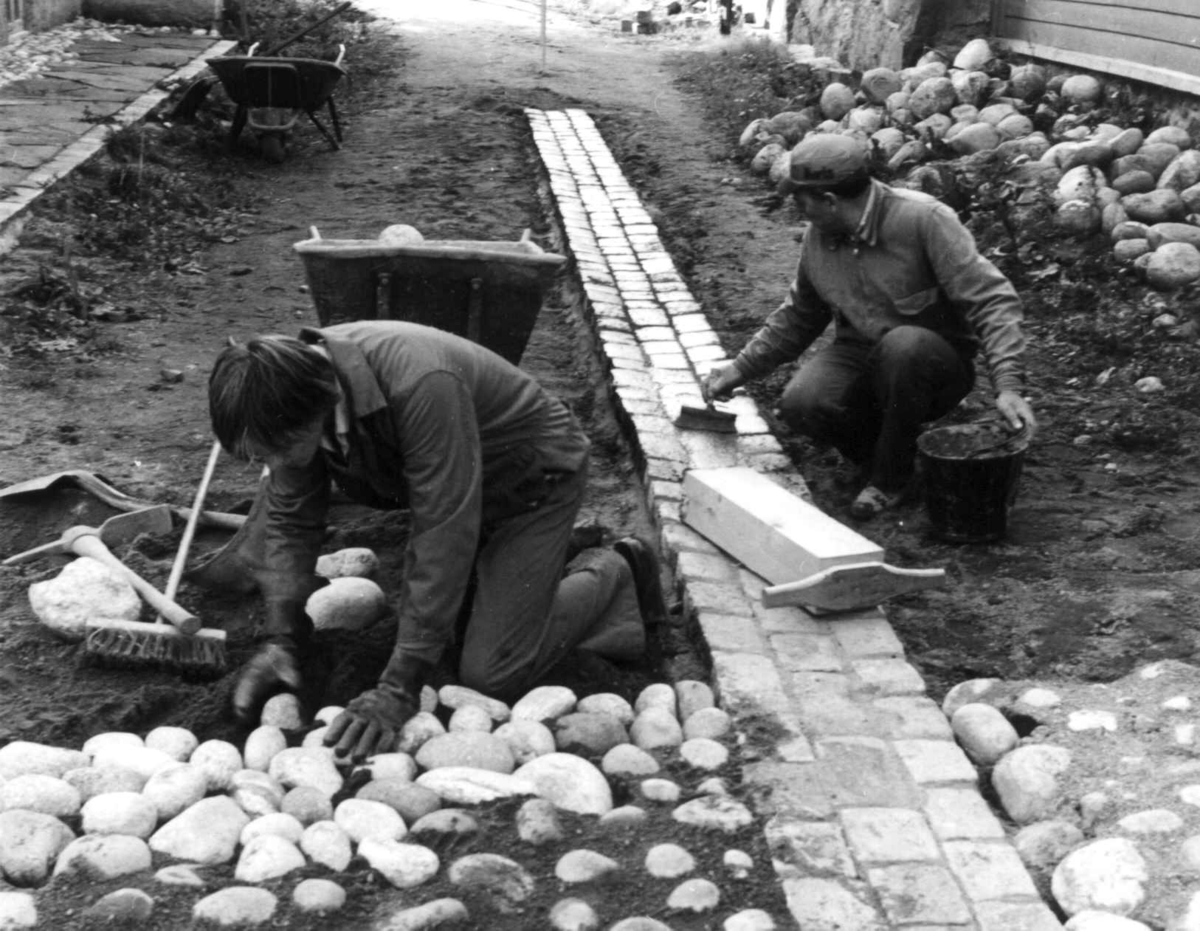 Norsk folkemuseum, høsten 1979. Gatelegging mellom Chrystie-gården/Cappelen-gården.