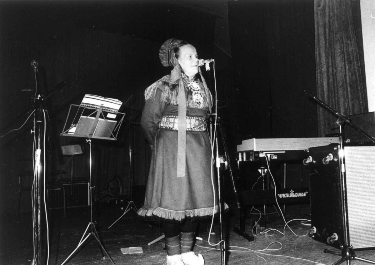 Berit Ellen Balto synger på joikekonsert vinteren 1978 i Karasjok Museum.