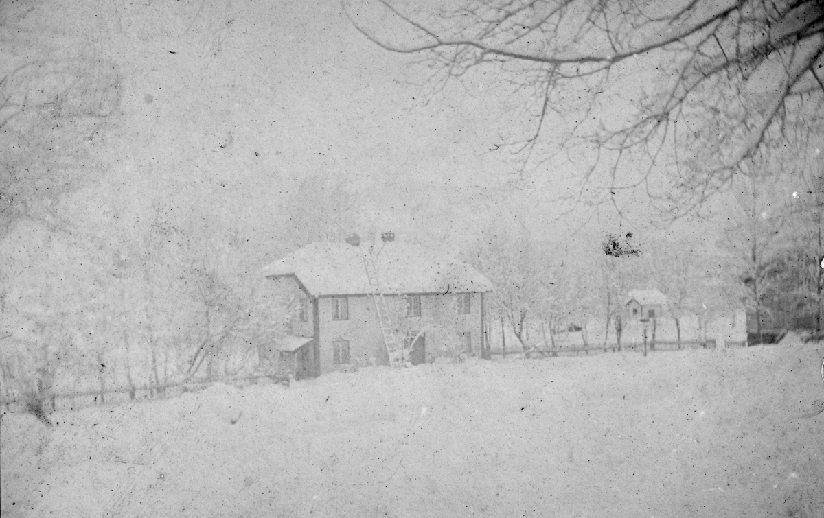 Gårdstun, Lunden gård, Hegglandsgrend, Fyresdal, Telemark med hovedbygning og stabbur.