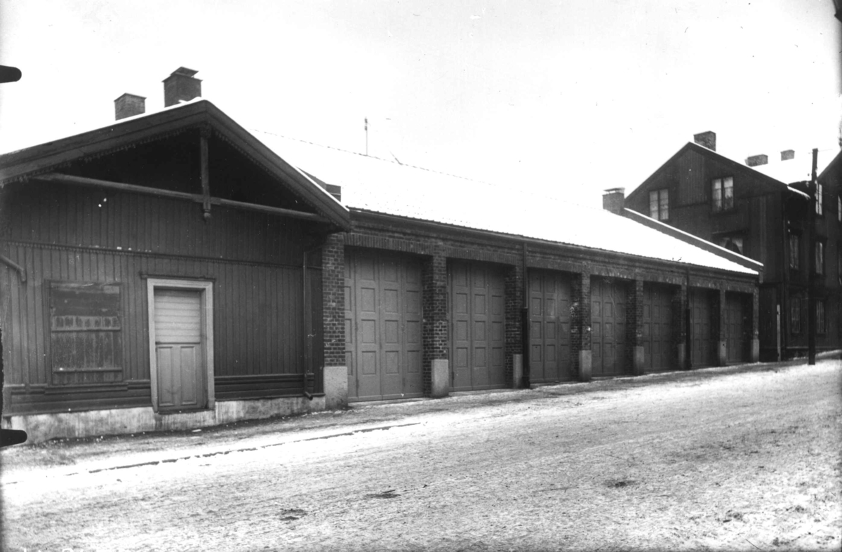 Garasjer og vognskur, ant. Rodeløkka, i tilknytning til Freia, sjokoladefabrikk.
Fra boliginspektør Nanna Brochs boligundersøkelser i Oslo 1920-årene.