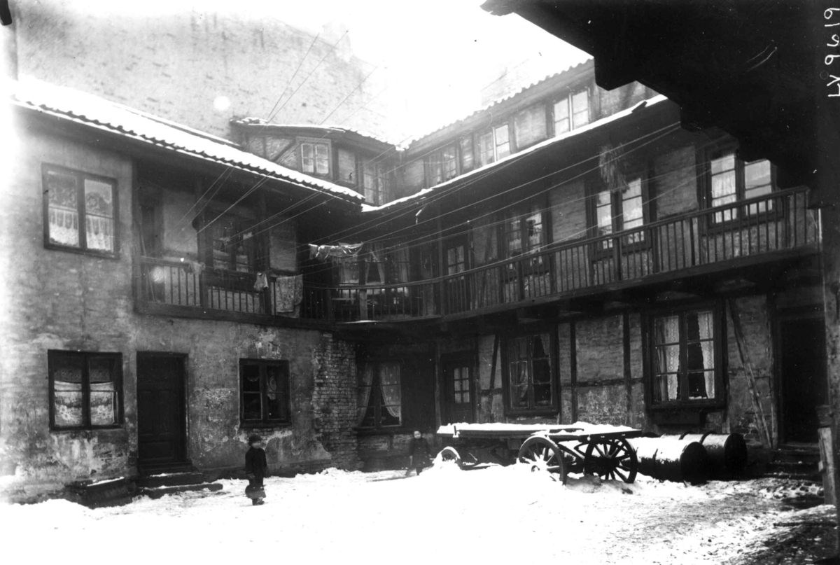 Gårdsrom, Norbygata 4, Grønland, Oslo. Bakbygning mot vest og nord.  Hestekjøretøy plassert på plassen.
Fra boliginspektør Nanna Brochs boligundersøkelser i Oslo 1920-årene.