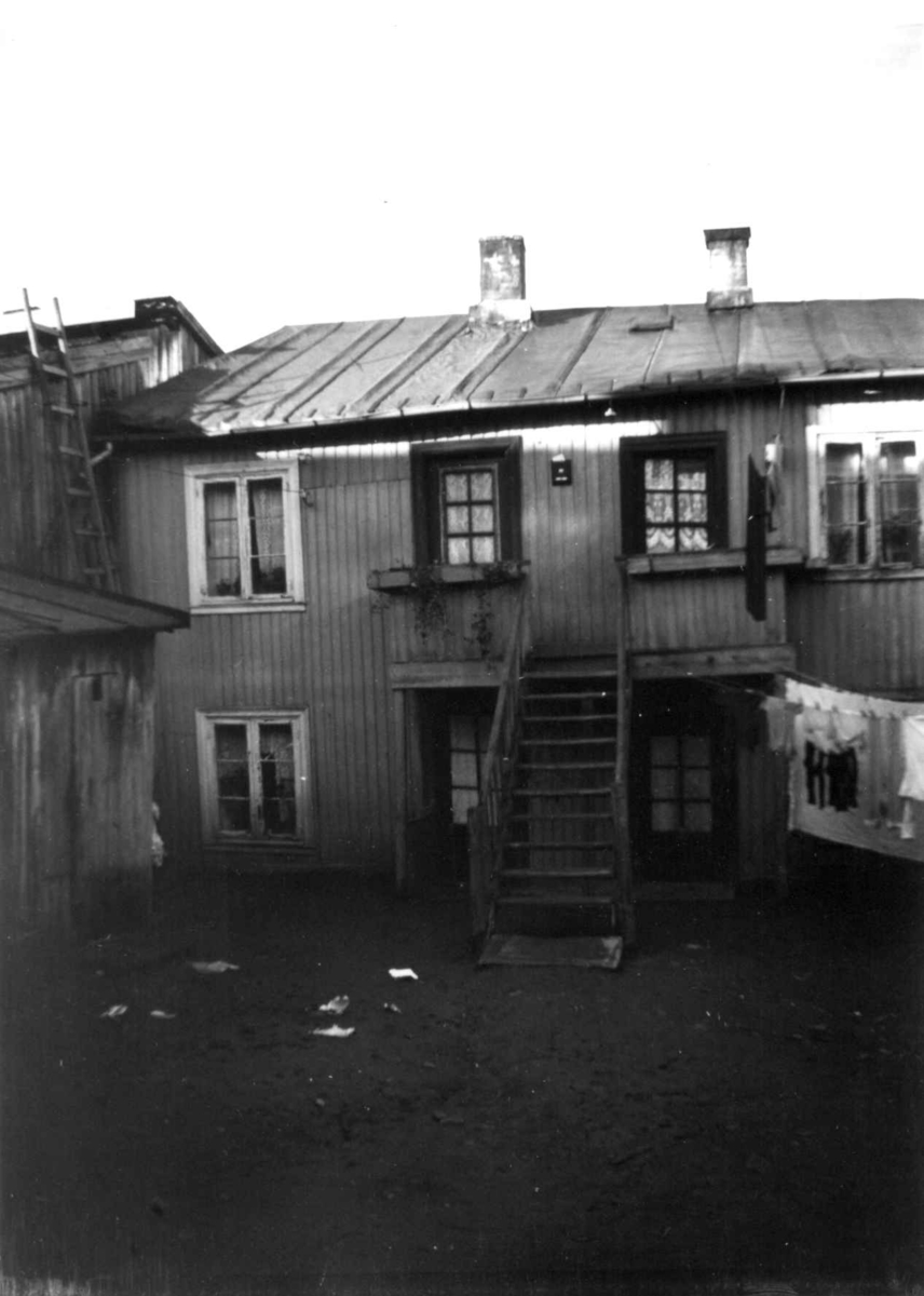 Gårdrom med bolighus, muligens Verksgata 33, Rodeløkka, Oslo. Klesvask på snor.
Fra boliginspektør Nanna Brochs boligundersøkelser i Oslo 1920-årene.