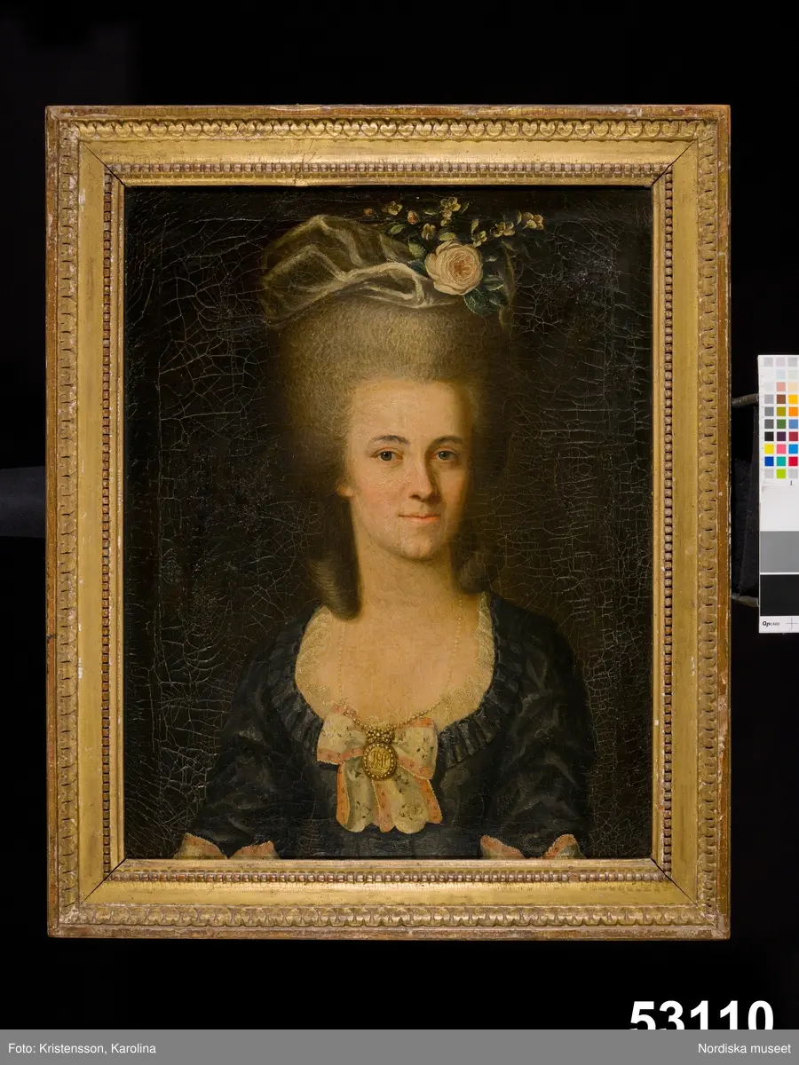 Lona Lidman iförd svenska dräkten.