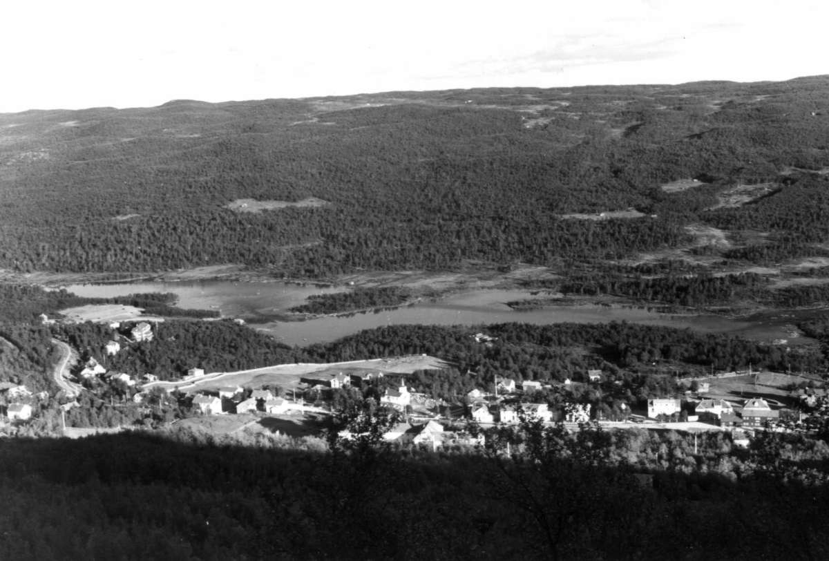 Geilo, Hallingdal. Oversiktsbilde over tettbebyggelse og landskap med skog og åser.
