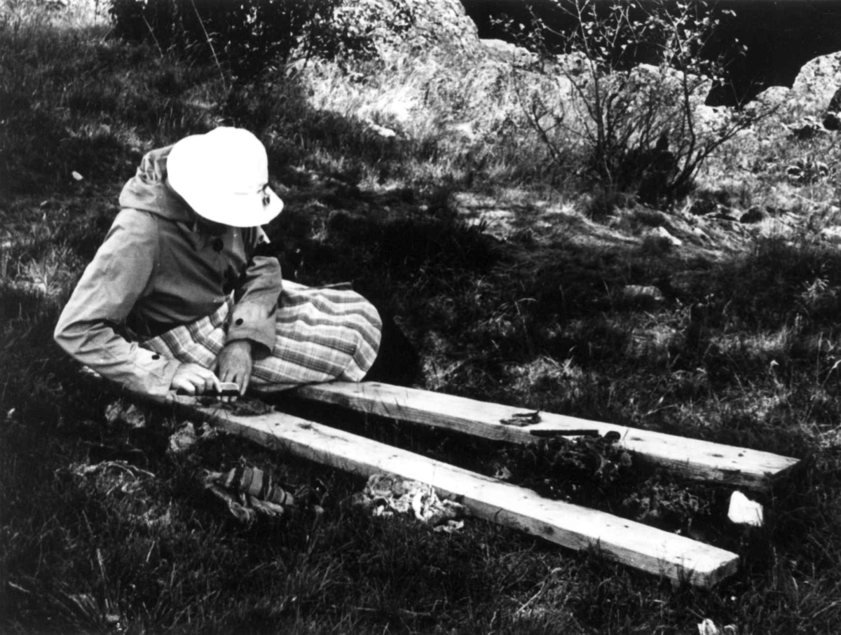 En kvinne sitter og renser filler. Bjelland, Marnardal 1941.