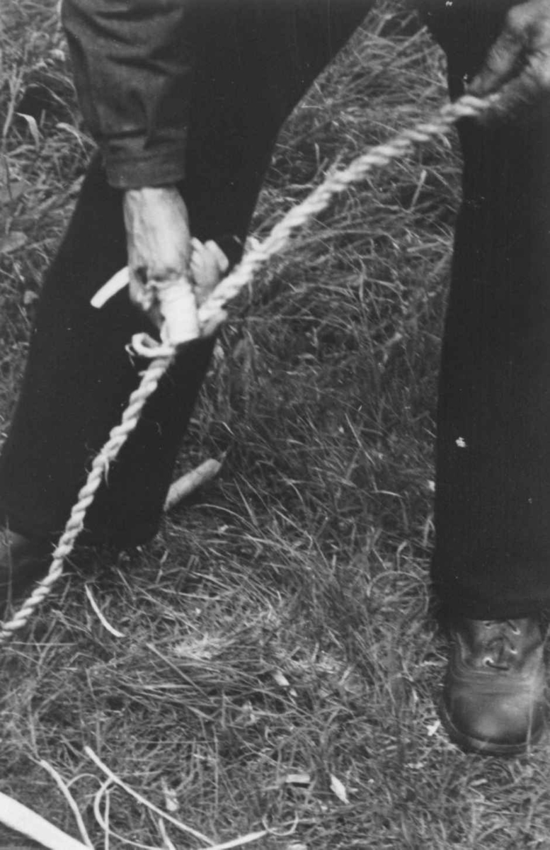 Gunder Tarjeisen Torsland lager bastetau. Åseral 1943.