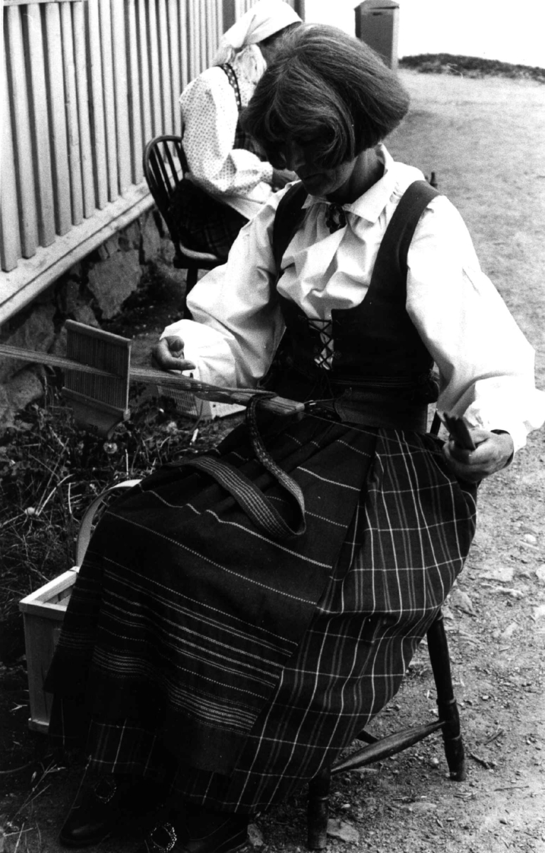St. Hans 1986. Gunhild Lauritzen, Bærum, vever på grind i Stiklestad.