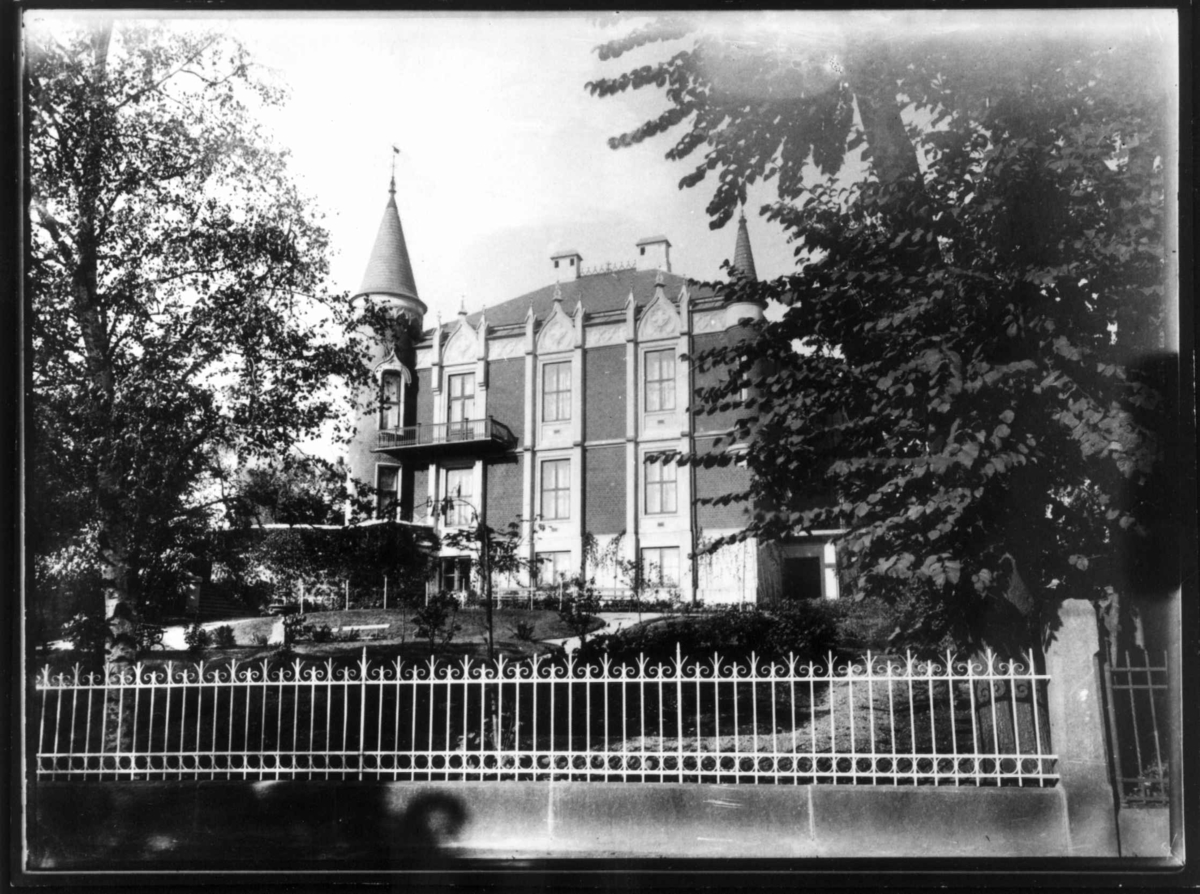 Josefines gate 13, Homansbyen, Oslo, oppført 1860. Hus med tårn og hage. Familien Hiorth var eiere av Josefines gate 13 og Kværner Brug, Oslo.