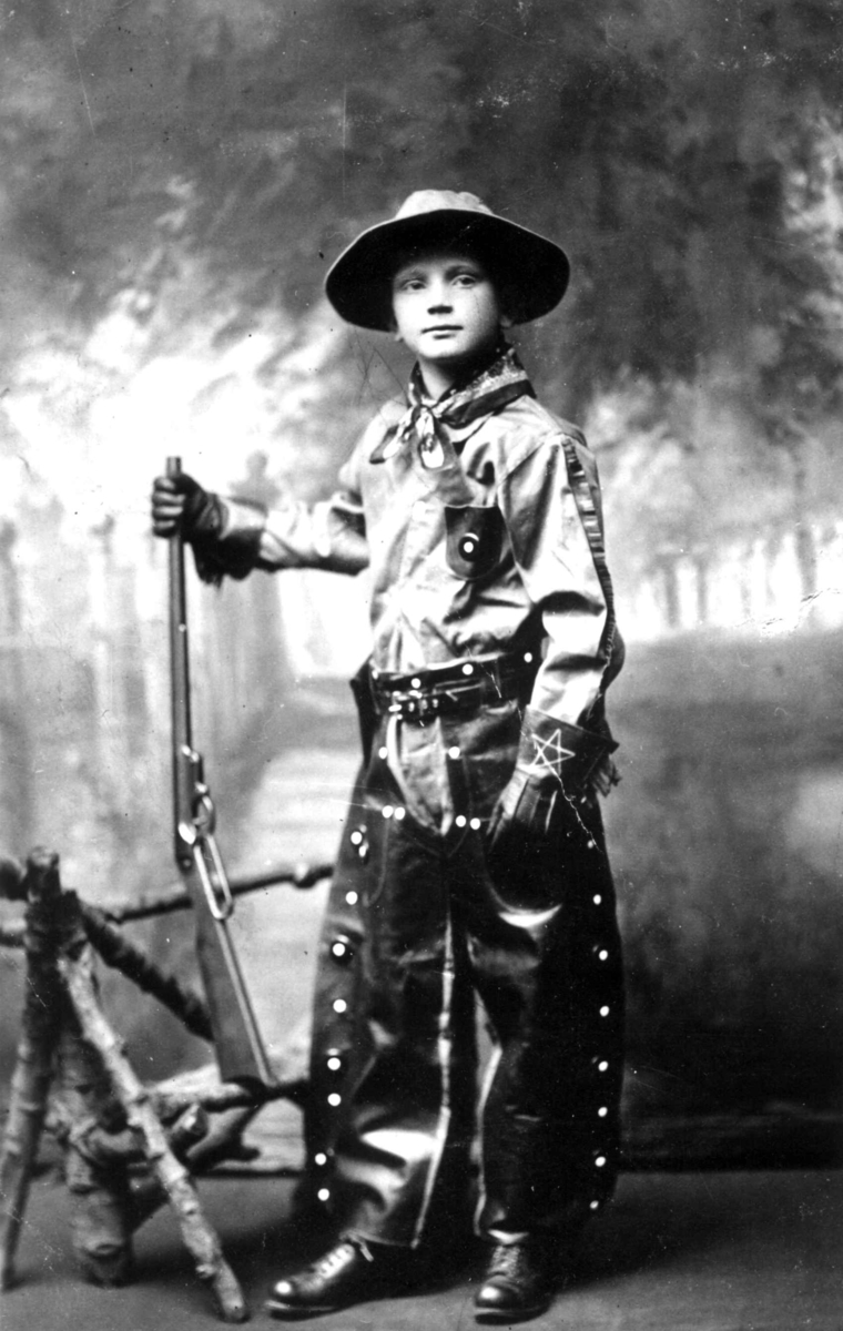 Gutt - utvandrer til USA fotografert i "cowboy"-drakt i atelier i New York, ca 1914.