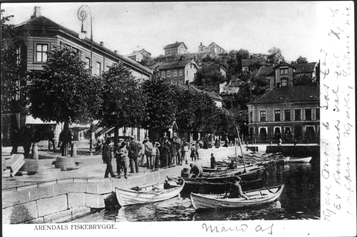 Pollen, Arendal, "ARENDALS FISKEBRYGGE". Folkeliv med småbåter ved brygga. Postkort Stemplet Arendal 19.1.05 og  Narestø 20.1.05. Kolorert.
