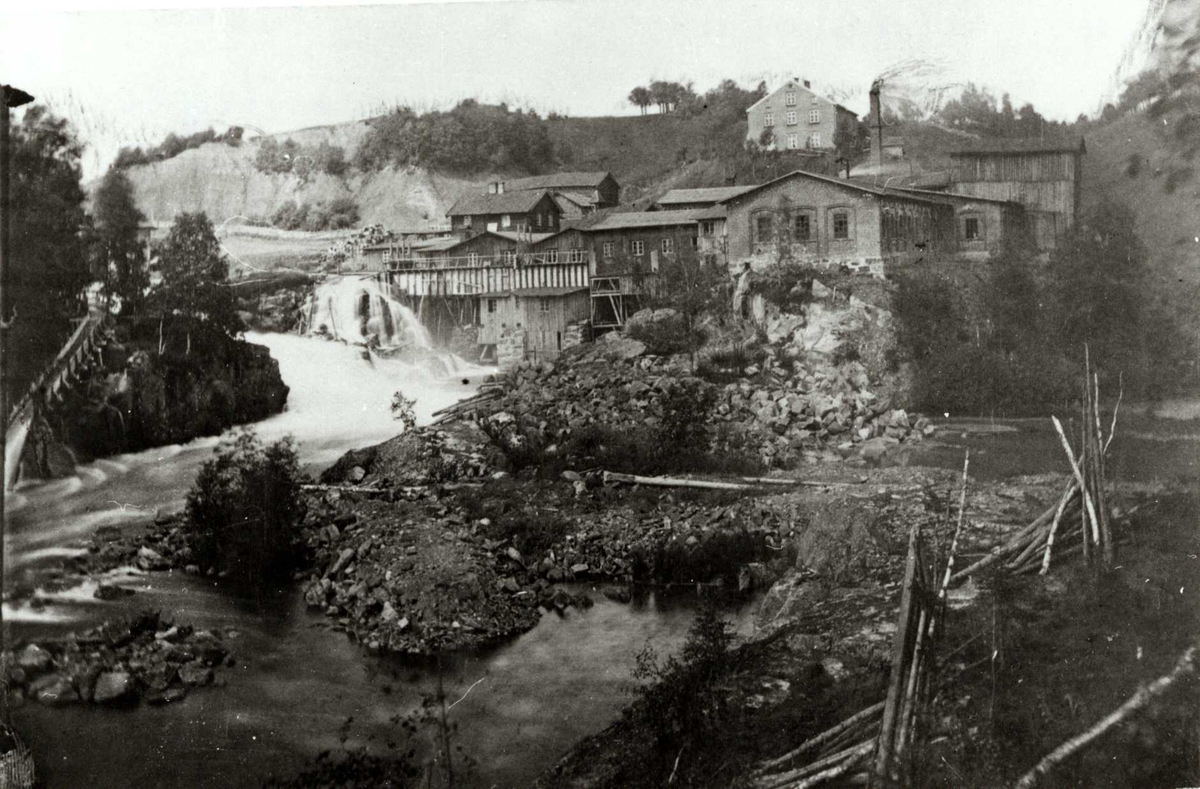 Böhnsdalen Mølle, Eidsvoll, Akershus før 1881. Bygningene langs elva og foss.