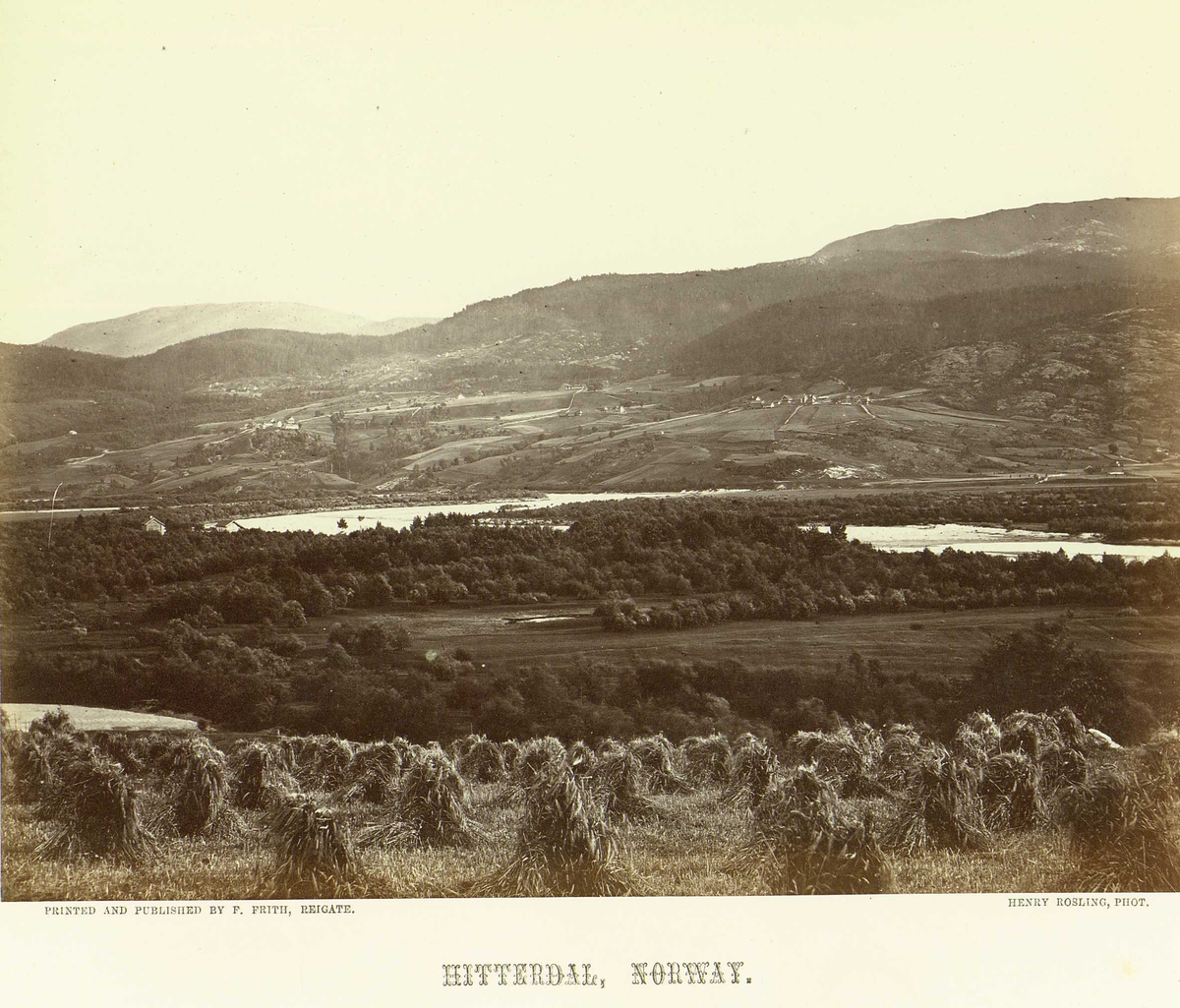 Landskap, ant. Heddal, Notodden, Telemark. I forgrunnen kornstaur.
Fra serie norske landskapsfotografier tatt av den engelske fotografen Henry Rosling (1828-1911).