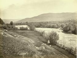 Landskap, Heddal, Notodden, Telemark. Elveparti med bro.
Fra