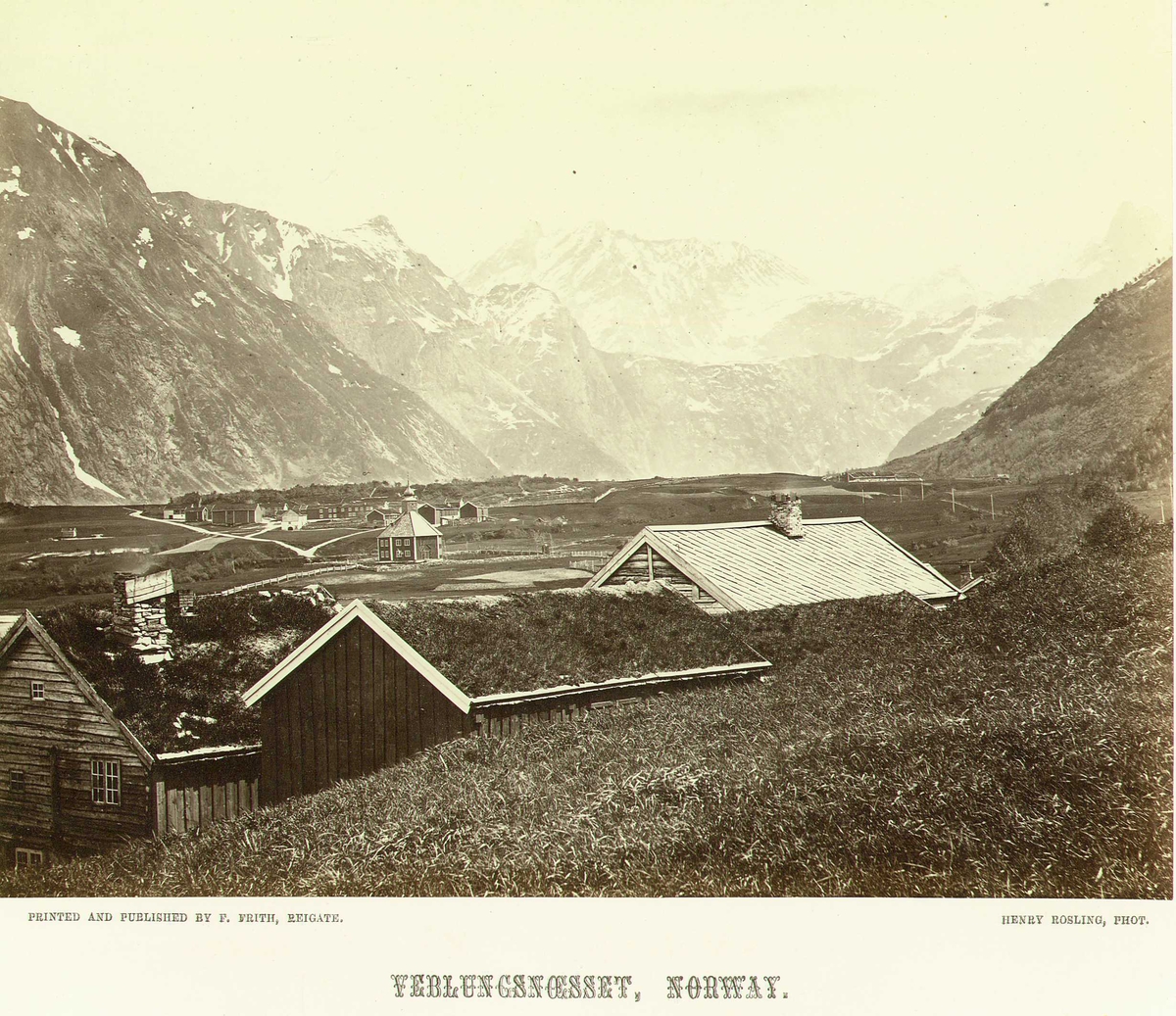 Landskap, Veblungsnes, Rauma, Møre og Romsdal. Gårdsbebyggelse i forgrunnen, bak ses åttekantede Grytten kirke (1829).
Fra serie norske landskapsfotografier tatt av den engelske fotografen Henry Rosling (1828-1911).