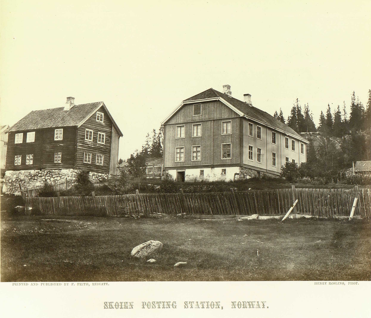 Skøien? ("Skoien") poststasjon, Norge. To hovedbygninger med gjerde foran.
Fra serie norske landskapsfotografier tatt av den engelske fotografen Henry Rosling (1828-1911).