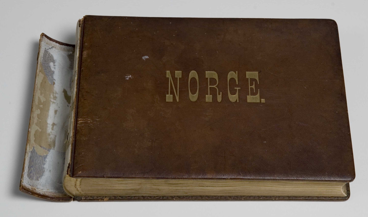 Serie motiver fra to fotoalbum i skinn, merket "NORGE I" og "NORGE II". De fleste - 174 av ialt 206 originalpositiver - er tatt av fotograf Axel Lindahl (1841-1906) på hans første reiser i Norge 1884 og 1885. 

