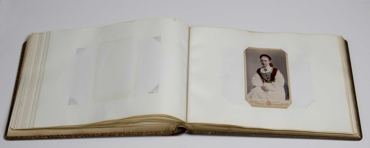 Serie motiver fra to fotoalbum i skinn, merket "NORGE I" og "NORGE II". De fleste - 174 av ialt 206 originalpositiver - er tatt av fotograf Axel Lindahl (1841-1906) på hans første reiser i Norge 1884 og 1885. 

