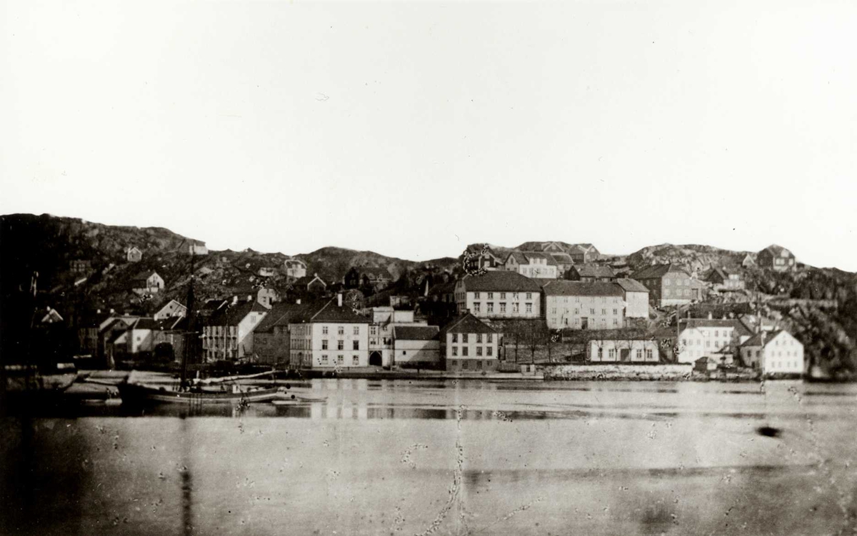 Arendal sentrum, Langbryggens ytre del med Schnurbusch's Hotel,  senere Grand, før bybrannen 1868 da hele Langbryggens trebebyggelse strøk med. T.h. for dette postmester Heyerdahls hus og Nedre Batteri, forsvant også etter brannen 1868. Lenger oppe mot h. Øvre Batteri som består idag.