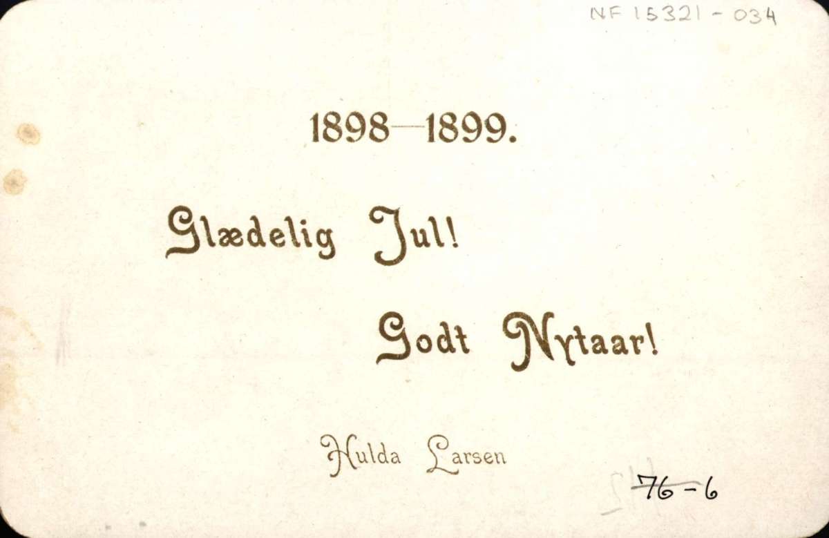 Postkort. Jule- og nyttårshilsen. Vintermotiv. Landskap med flere gårdsanlegg. En mann går på ski. Datert julen 1898.