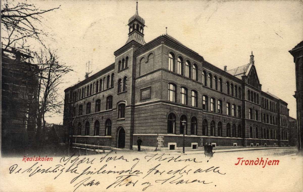 Postkort. Julehilsen. Foto svart/hvitt. Motiv fra Trondhjem:
Realskolen. Stemplet 21.12.1904.