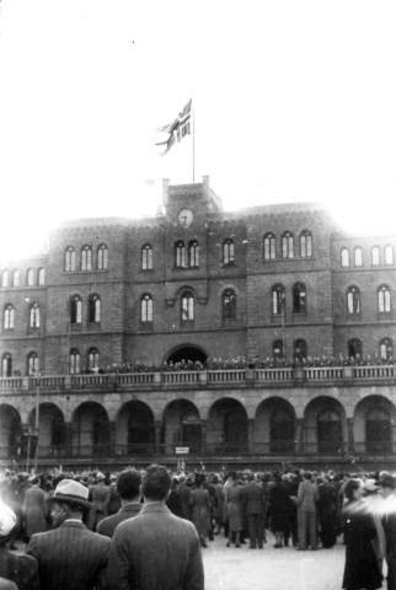 Fra Oslo under frigjøringsdagene i 1945. Youngstorget mot Basarhallene og Møllergata 19