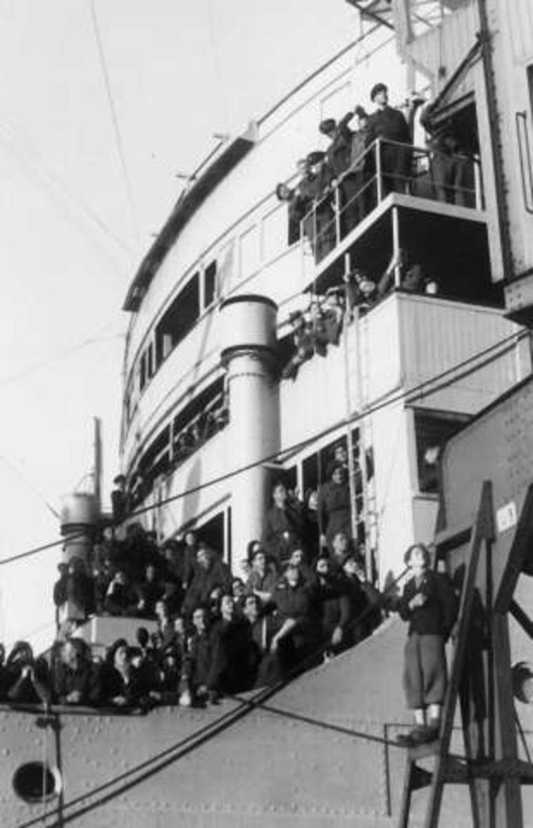 Fra Oslo under fredsdagene i 1945.
Skipet Andes anløper Oslo Havn den 31.mai, med  ca. 700 eksilnordmenn fra regjering og administrasjon. Her er noen av passasjerene samlet på dekk.