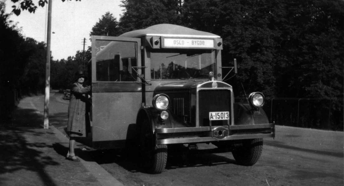 Bussruten har begynt.
Fru Midttun går på bussen. 