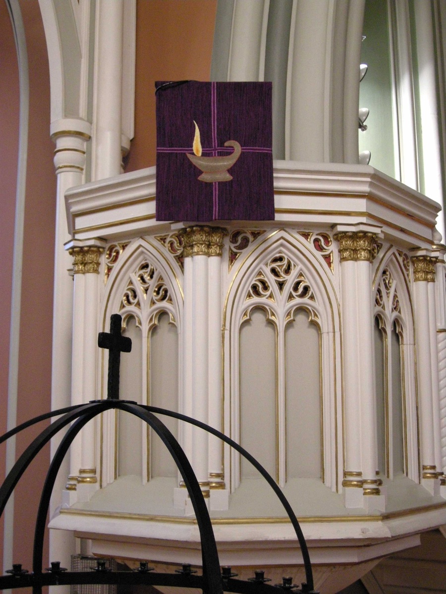 Første søndag i advent, åpning av kirkeåret. Sarpsborg kirke, Østfold, 02.12.2007. Preskestol. Lilla klede med lampe som symbol. Lysglobe i forgrunnen.