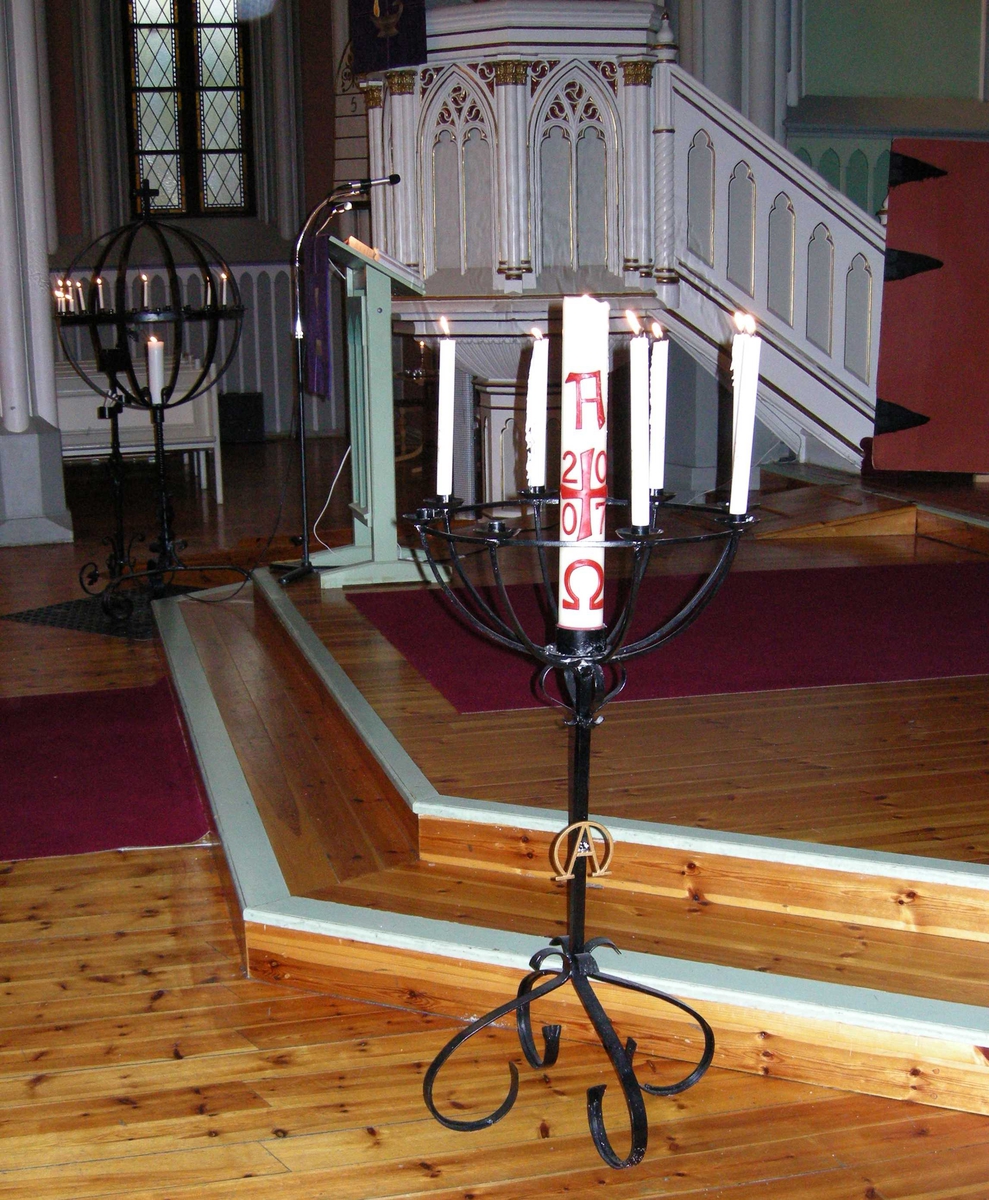 Første søndag i advent, åpning av kirkeåret. Sarpsborg kirke, Østfold, 02.12.2007. Tente lys for hvert dåpsbarn i lysglobe. Lesepult med lilla klede, prekestol.