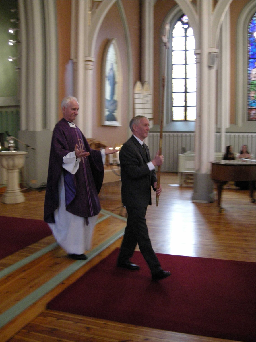 Første søndag i advent, åpning av kirkeåret. Sarpsborg kirke, Østfold, 02.12.2007. Utgangsprosesjon med kors. Prest kledd i lilla messehagel.