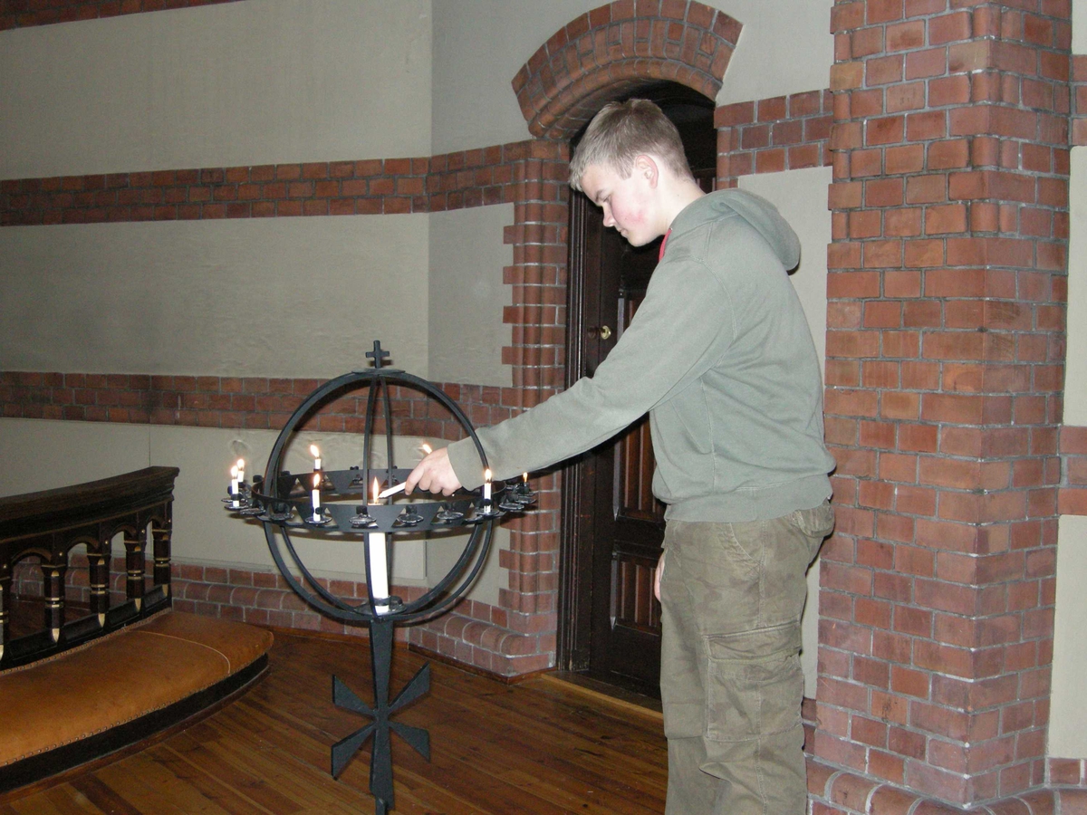 Paulus kirke i Oslo, 2. søndag i advent, 09.12.2007. En konfirmant tenner lys i lysgloben.