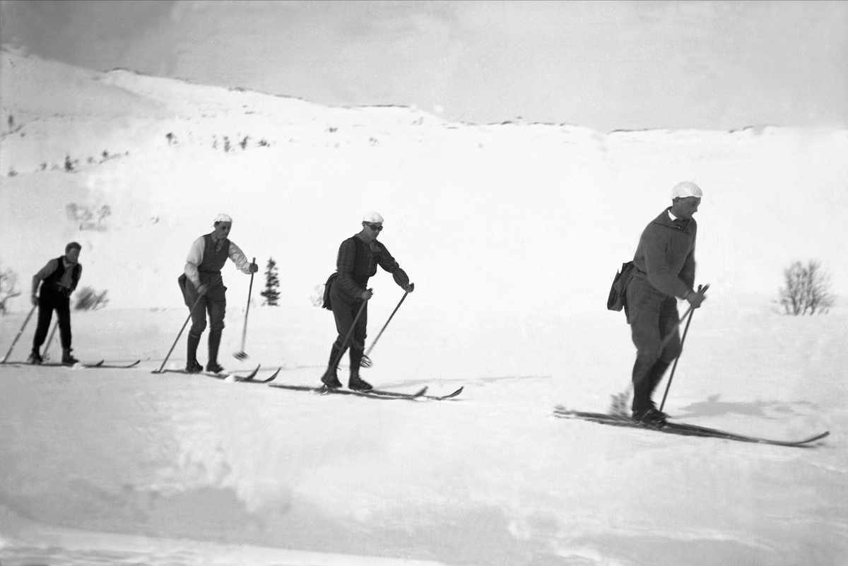 Thomas Sødring, Kalle Lühr, Ove Riddervold Jensen og Just Kohmann på ski over fjellet. Fotografert Påsken 1922.