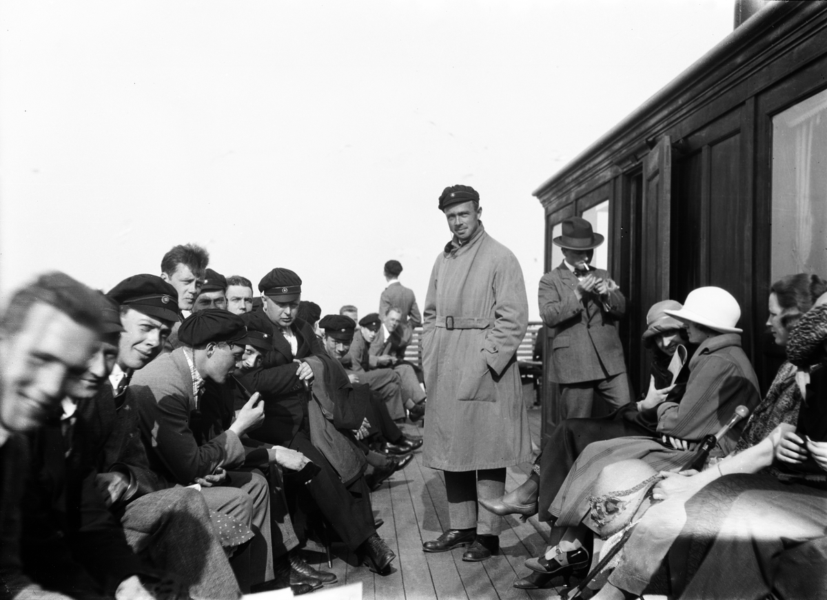 Studenter på sangerturner, ombord på fergen mellom Malmø og København. Stående i midten Anton Brantzeg. Fotografert 1924.