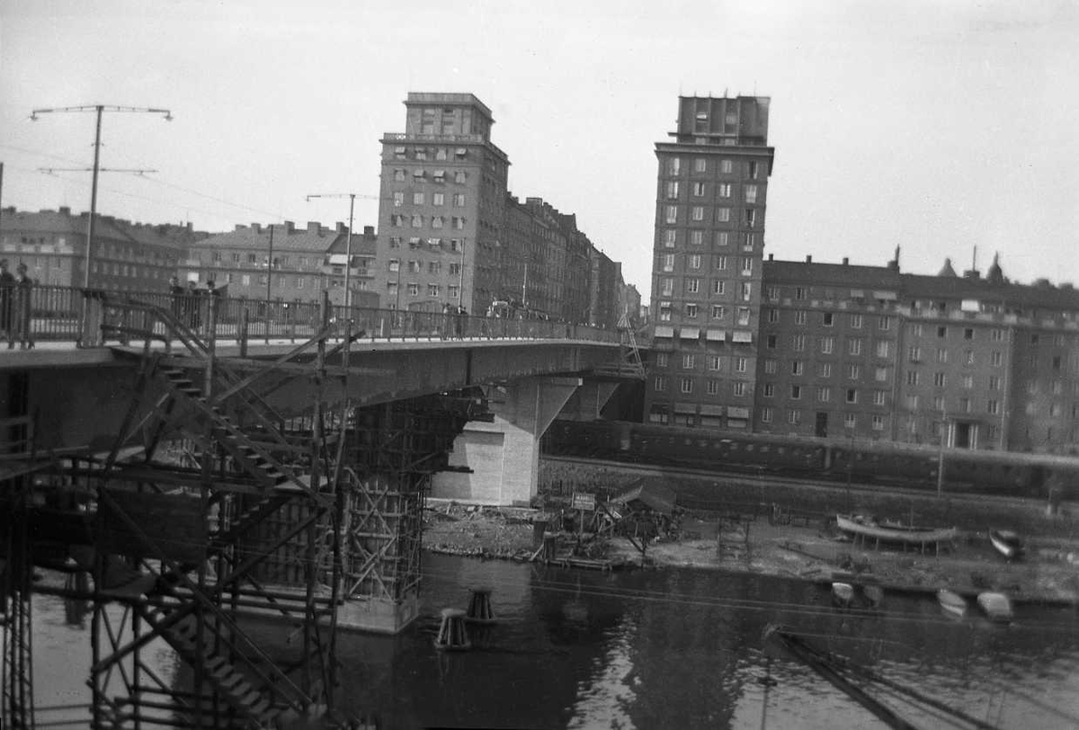 Bygninger ved bro over tog og elv. Aker kommunes idrettsutvalgs tur til Sverige og Danmark. Fotografert 1937.