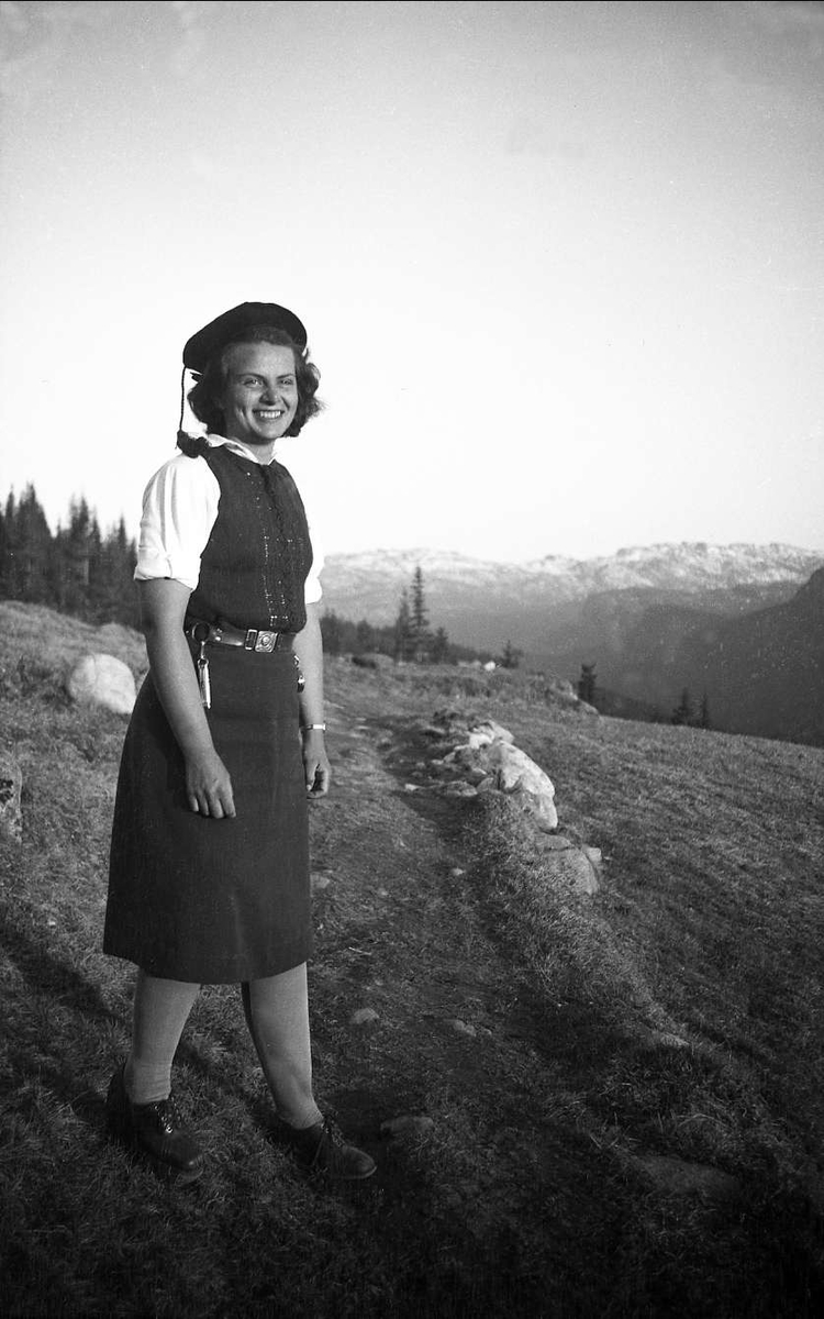 Gudrun Munthe med studenterlue, fotografert ute på  jordet på Ligardshaugen 1940.