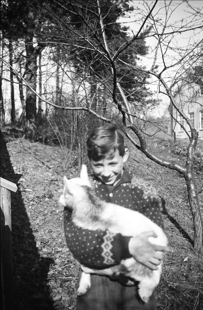 Sven Thomas Scheen med geita Sikka fotografert på Bygdøy 1943.