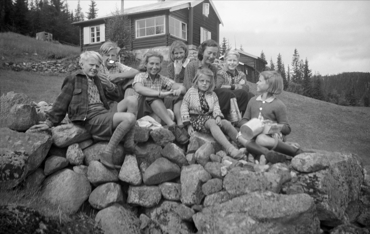 Sommer på Ligardshaug 1944. Fra venstre: Siri Arentz, ukjent, Jofrid Smidt, Kari Arentz foran, Guri Arentz, ukjent, Jørg Jebsen og Bernt Jebsen.