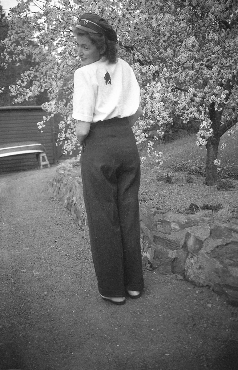 Guri Arentz som russ, et blomstrende frukttre bak. Fotografert 17. mai 1947.
