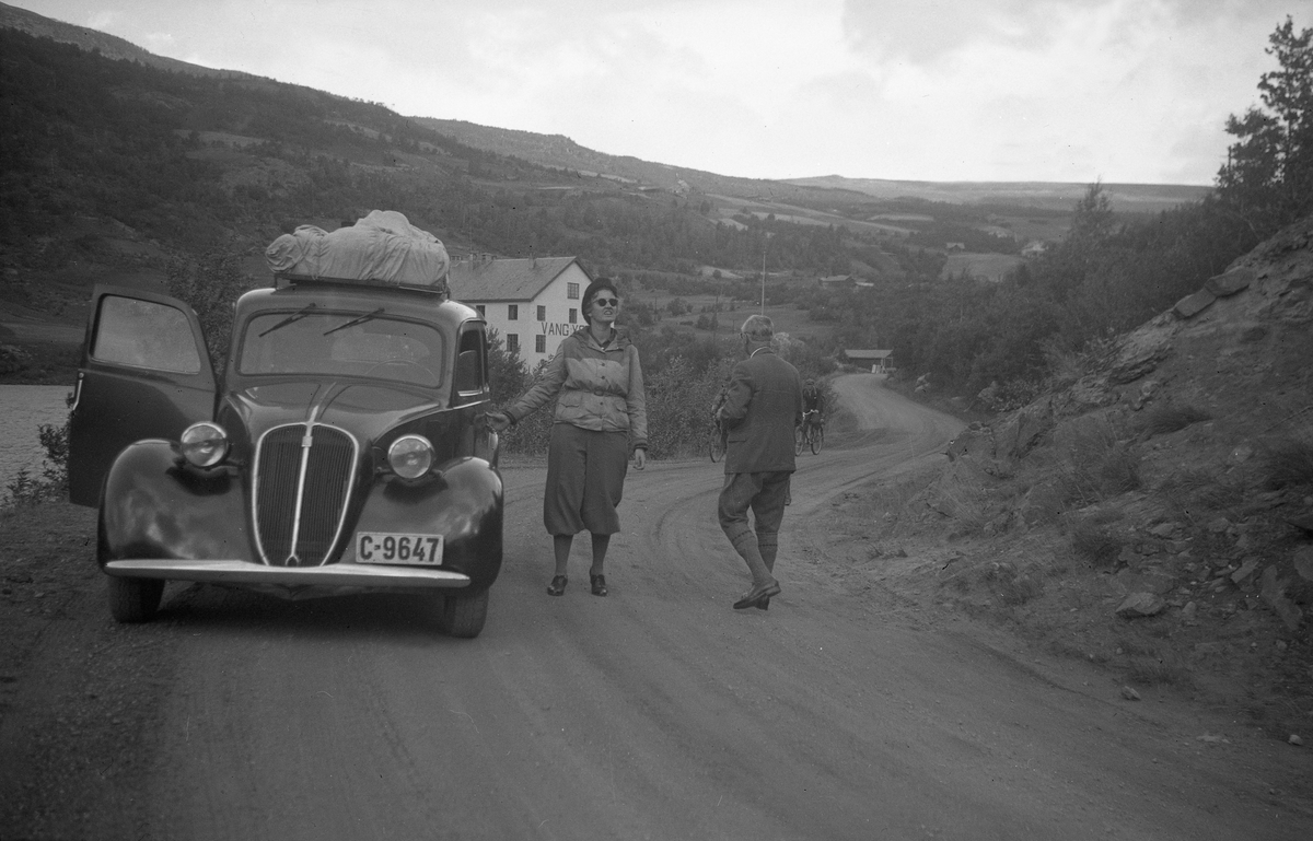 Dordi Arentz ved siden av Arentz-familiens bil på Sognefjell. Fotografert under biltur i 1947.